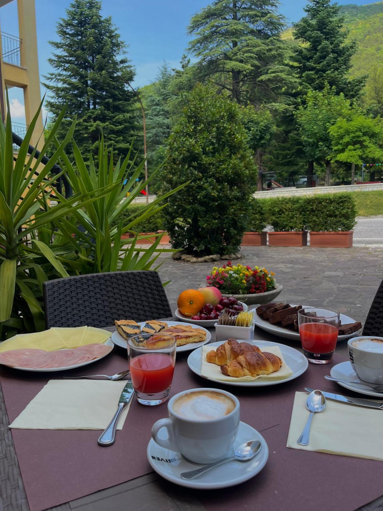Hotel Ristorante Montenerone Apecchio Zewnętrze zdjęcie