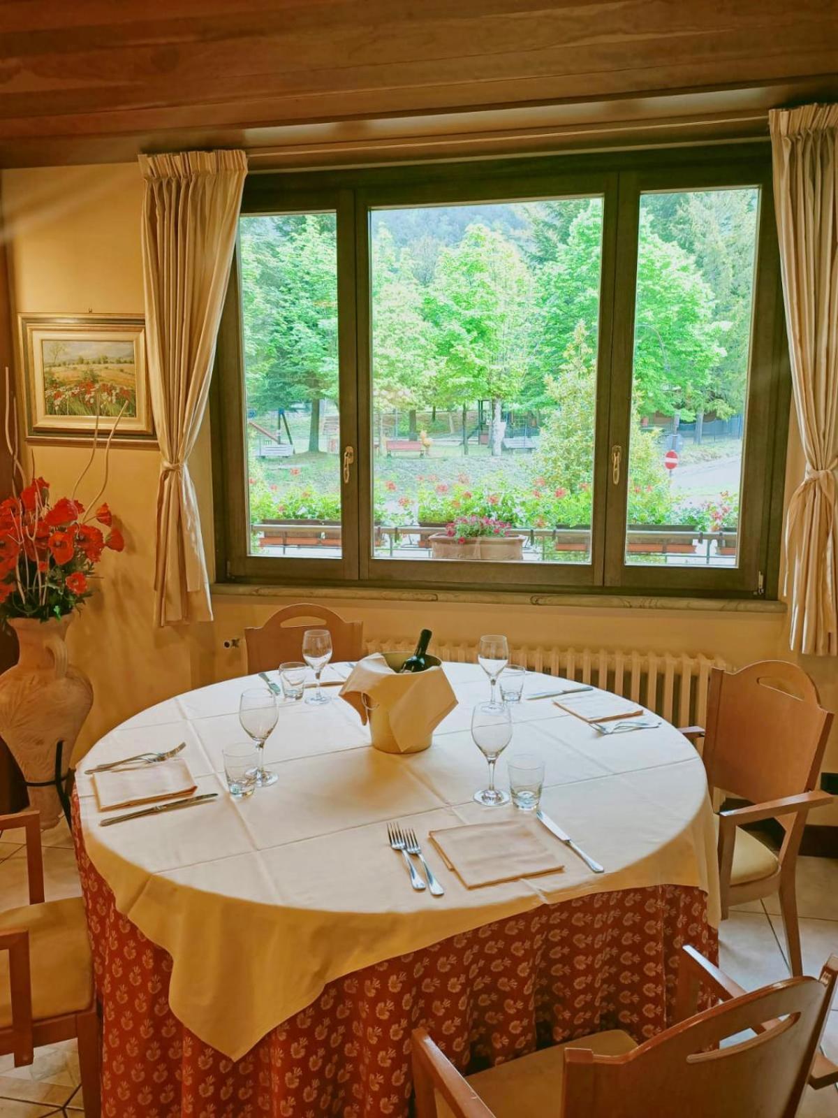 Hotel Ristorante Montenerone Apecchio Zewnętrze zdjęcie